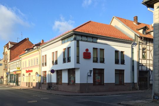 Eckbebauung Filiale der Kreissparkasse Nordhausen mit Sandsteinsockel, bodentiefen Fenstern und Glasfuge zum Nachbargebäude, Architekt Michael Flagmeyer