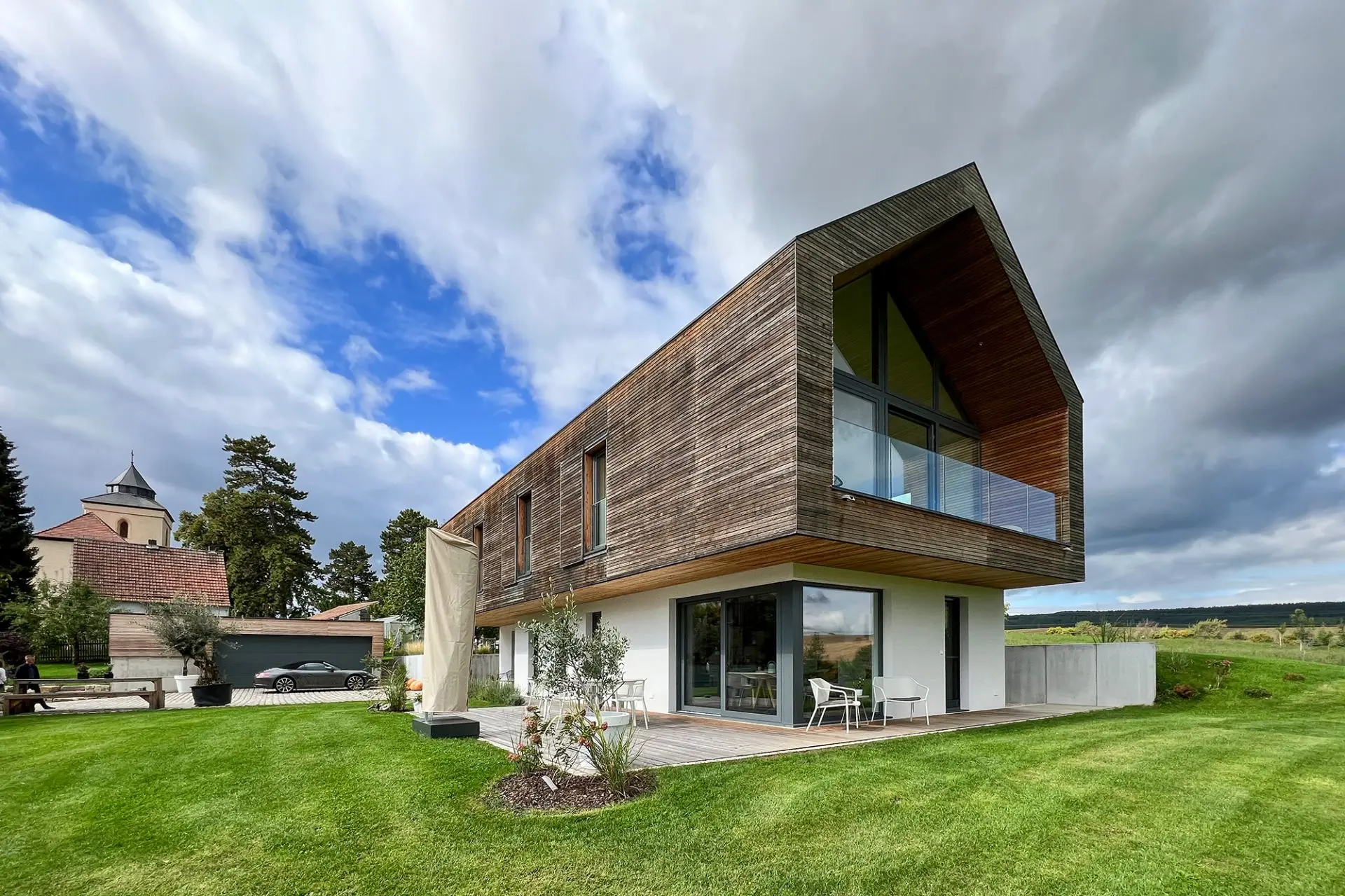 Modernes Einfamilienhaus mit Lärchenholzschalung und Schiebeläden in Krölpa, Architekt Michael Flagmeyer
