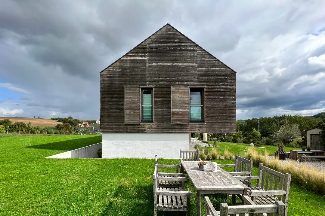 Modernes Einfamilienhaus mit Lärchenholzschalung und Schiebeläden in Krölpa, Architekt Michael Flagmeyer