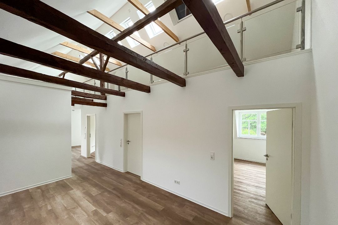 Architekt Flagmeyer: Umbau Gemeindeverwaltung zu Wohnungen in Gerterode, Eichsfeld (Fachwerkhaus, Denkmalschutz), sichtbare Deckenbalken und Galerie Maisonette