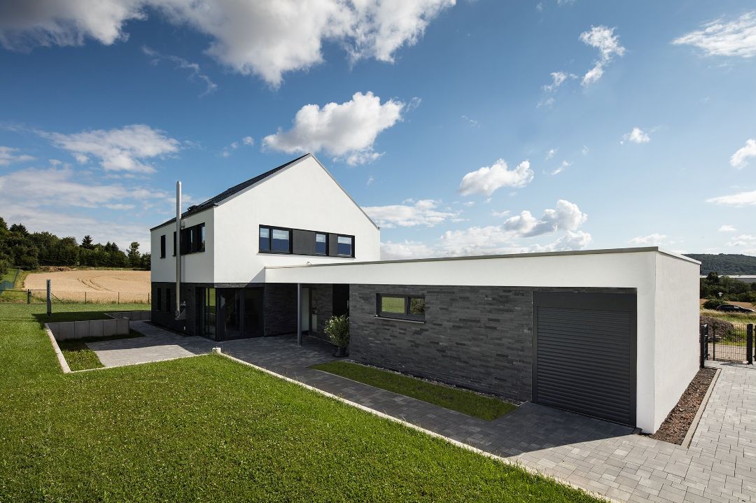 Neubau modernes Einfamilienhaus mit Natursteinsockel (Schiefer) in Haynrode, Eichsfeld, Architekt Michael Flagmeyer