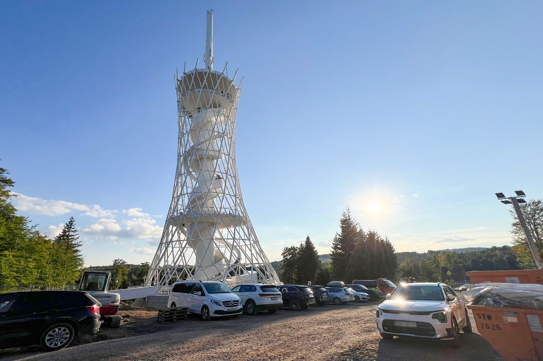 Neubau HEX Erlebniswelt Turm mit Funktionsgebäude in Rothesütte