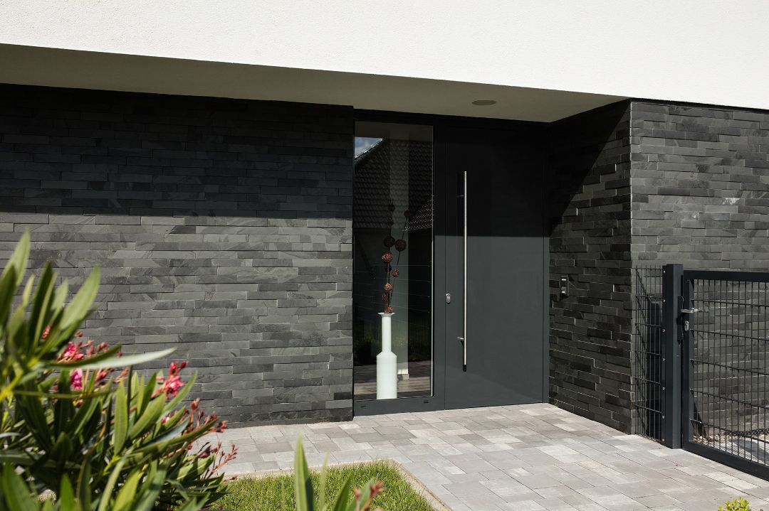 Neubau modernes Einfamilienhaus mit Natursteinsockel (Schiefer) in Haynrode, Eichsfeld, Architekt Michael Flagmeyer