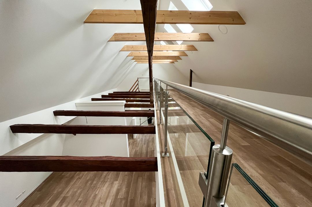 Architekt Flagmeyer: Umbau Gemeindeverwaltung zu Wohnungen in Gerterode, Eichsfeld (Fachwerkhaus, Denkmalschutz), Galerie im Spitzboden mit Oberlichtern/Dachflächenfenster