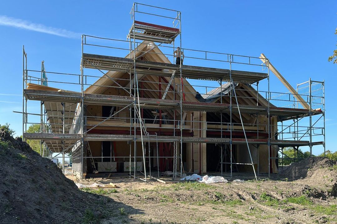 Hofanlage zwei Einfamilienhäuser mit Klinkerfassade und Remise auf Fehmarn, Ostsee. Rohbau Haus 1, Holzrahmenbau. Architekt Michael Flagmeyer